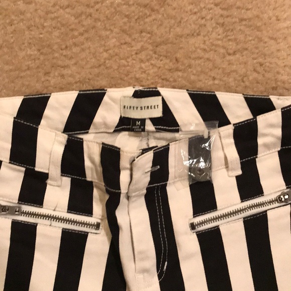 ✨BRAND NEW blk & wht strip skinny pants - Picture 3 of 4